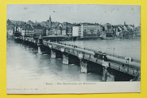 Ansichtskarte Basel / Alte Rheinbrücke mit Großbasel / 1900 / Straßenbahn – Hotel zu den Drei Königen